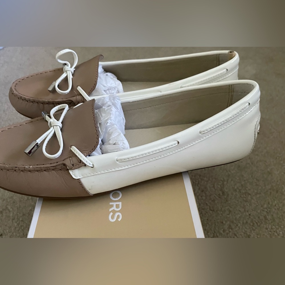 Brand New Michael Kors Daisy  Split Moc Khaki/white